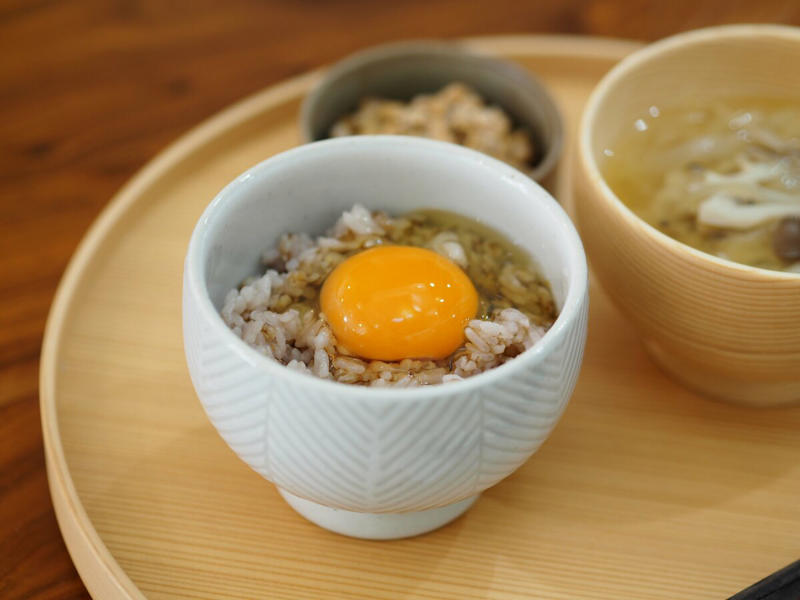 朝ごはんこそ献立は固定する, みそ汁：前夜のつくりおきを温めるだけ, 卵かけご飯：簡単なのに栄養豊富, 納豆：腸活におすすめ。アレンジで飽きずに楽しめる
