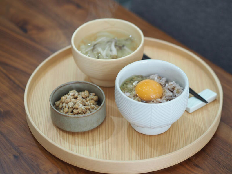 朝ごはんこそ献立は固定する, みそ汁：前夜のつくりおきを温めるだけ, 卵かけご飯：簡単なのに栄養豊富, 納豆：腸活におすすめ。アレンジで飽きずに楽しめる