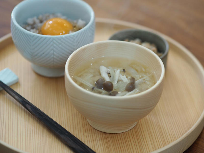 朝ごはんこそ献立は固定する, みそ汁：前夜のつくりおきを温めるだけ, 卵かけご飯：簡単なのに栄養豊富, 納豆：腸活におすすめ。アレンジで飽きずに楽しめる