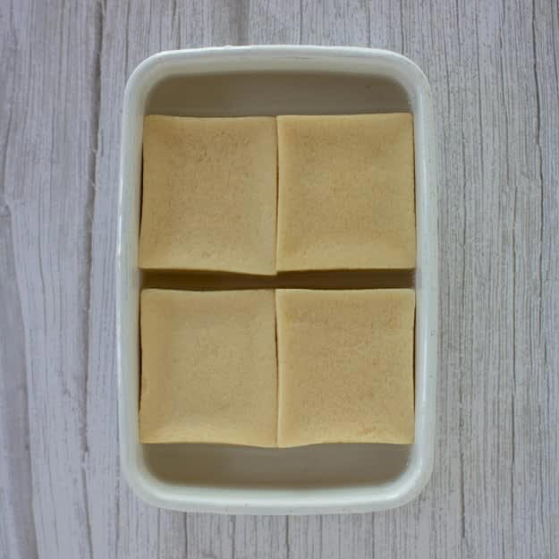 チョコブラウニーみたいな高野豆腐, 作り方：① 高野豆腐をたっぷりのぬるま湯（分量外）で戻し、柔らかくなったら、両手で挟むようにしてしっかり水気を絞る。1個につき6等分に切り分ける。, ② ボウルに【A】を入れ、泡立て器でよく混ぜる。①を入れ、手で軽くもんで、中まで液を染み込ませる。, ③ 天板にクッキングシートを敷き、②を重ならないように並べる。170℃に予熱したオーブンで15〜20分焼いたら、完成！, ✨ さらにアレンジ！
