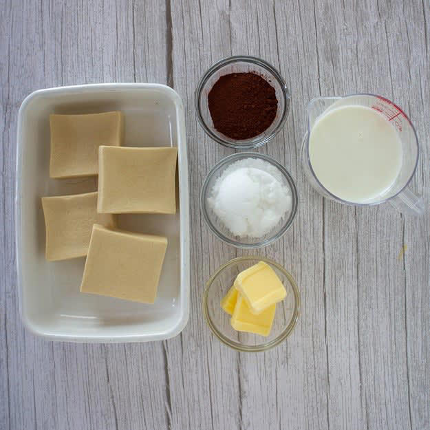 チョコブラウニーみたいな高野豆腐, 作り方：① 高野豆腐をたっぷりのぬるま湯（分量外）で戻し、柔らかくなったら、両手で挟むようにしてしっかり水気を絞る。1個につき6等分に切り分ける。, ② ボウルに【A】を入れ、泡立て器でよく混ぜる。①を入れ、手で軽くもんで、中まで液を染み込ませる。, ③ 天板にクッキングシートを敷き、②を重ならないように並べる。170℃に予熱したオーブンで15〜20分焼いたら、完成！, ✨ さらにアレンジ！