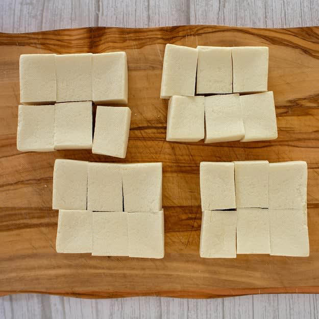 チョコブラウニーみたいな高野豆腐, 作り方：① 高野豆腐をたっぷりのぬるま湯（分量外）で戻し、柔らかくなったら、両手で挟むようにしてしっかり水気を絞る。1個につき6等分に切り分ける。, ② ボウルに【A】を入れ、泡立て器でよく混ぜる。①を入れ、手で軽くもんで、中まで液を染み込ませる。, ③ 天板にクッキングシートを敷き、②を重ならないように並べる。170℃に予熱したオーブンで15〜20分焼いたら、完成！, ✨ さらにアレンジ！