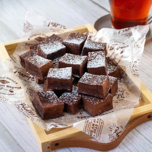 チョコブラウニーみたいな高野豆腐, 作り方：① 高野豆腐をたっぷりのぬるま湯（分量外）で戻し、柔らかくなったら、両手で挟むようにしてしっかり水気を絞る。1個につき6等分に切り分ける。, ② ボウルに【A】を入れ、泡立て器でよく混ぜる。①を入れ、手で軽くもんで、中まで液を染み込ませる。, ③ 天板にクッキングシートを敷き、②を重ならないように並べる。170℃に予熱したオーブンで15〜20分焼いたら、完成！, ✨ さらにアレンジ！