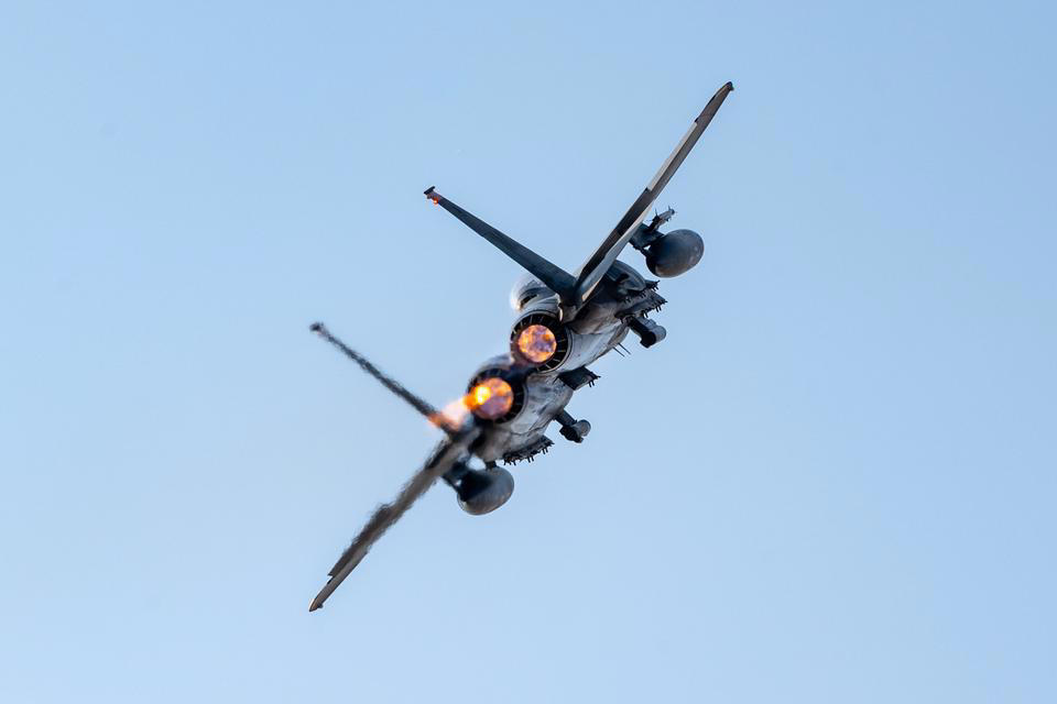 アメリカ空軍で40年近くにわたり運用されているF-15Eストライクイーグル, F-15Eは、アメリカ空軍における最速の有人航空機, F-15Eストライクイーグルは推力重量比が高く、垂直上昇中でも加速が可能, もうひとつの特徴的な能力は、飛行情報や戦術情報を風防（ウィンドスクリーン）に直接投影するヘッドアップディスプレイだ, F-15Eは、夜間の低高度航法および標的捕捉を可能にするLANTIRNシステムを搭載, 核兵器および通常兵器のいずれも搭載可能, F-15Eストライクイーグルは、パイロットと兵器システム士官の2名で運用される, F-15は無給油で約3860kmの航続が可能で、空中給油にも対応する, アメリカ空軍によると、F-15Eの製造コストは1998年時点で3110万ドルだが、これをインフレ調整後の現在価値に換算すると約6230万ドル（約99億円）に相当する, 「エピック・フューリー作戦」中の3月1日、クウェートの防空部隊がアメリカ軍のF-15Eを3機、誤って撃墜した。アメリカ中央軍はこれを「フレンドリー・ファイア」による事故と説明している