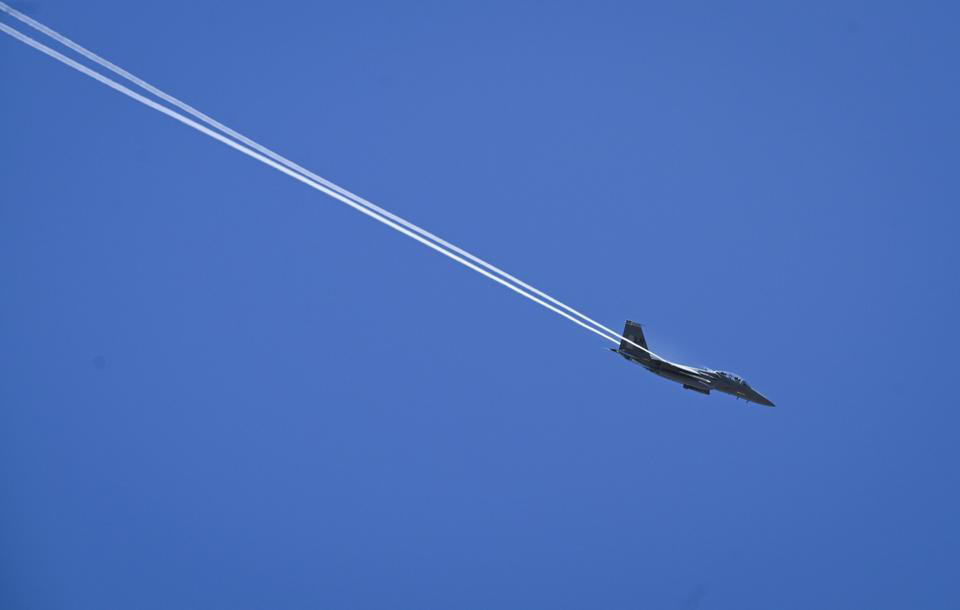 アメリカ空軍で40年近くにわたり運用されているF-15Eストライクイーグル, F-15Eは、アメリカ空軍における最速の有人航空機, F-15Eストライクイーグルは推力重量比が高く、垂直上昇中でも加速が可能, もうひとつの特徴的な能力は、飛行情報や戦術情報を風防（ウィンドスクリーン）に直接投影するヘッドアップディスプレイだ, F-15Eは、夜間の低高度航法および標的捕捉を可能にするLANTIRNシステムを搭載, 核兵器および通常兵器のいずれも搭載可能, F-15Eストライクイーグルは、パイロットと兵器システム士官の2名で運用される, F-15は無給油で約3860kmの航続が可能で、空中給油にも対応する, アメリカ空軍によると、F-15Eの製造コストは1998年時点で3110万ドルだが、これをインフレ調整後の現在価値に換算すると約6230万ドル（約99億円）に相当する, 「エピック・フューリー作戦」中の3月1日、クウェートの防空部隊がアメリカ軍のF-15Eを3機、誤って撃墜した。アメリカ中央軍はこれを「フレンドリー・ファイア」による事故と説明している