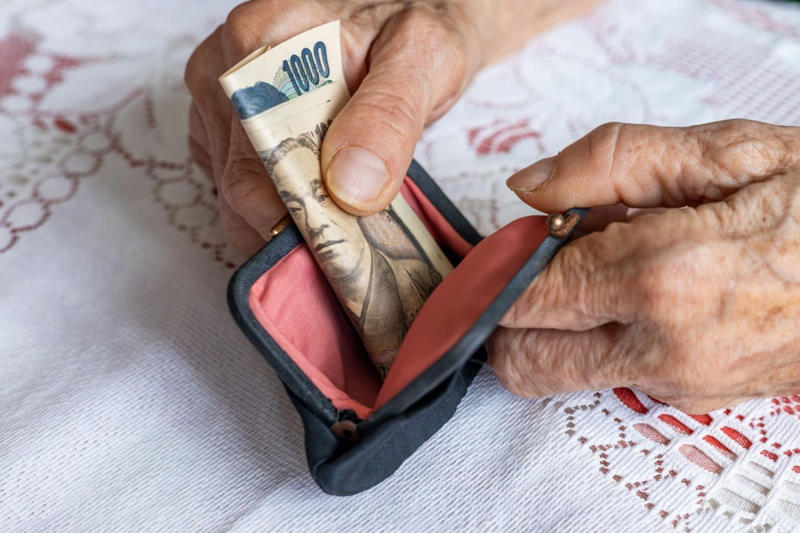 原則75歳から始まる「後期高齢者医療制度」とは？窓口負担は3段階, 医療費の負担割合が「3割」になる人の所得・収入基準, 3割負担は住民税課税所得145万円以上がひとつの目安, 年収の目安は単身383万円、2人以上世帯で520万円, 年金収入だけで3割負担になるケースは少数派, 医療費の負担割合が「1割」「2割」になる人の所得・収入基準, 【2割負担】になる人の所得・収入の目安, 【1割負担】になる人の所得・収入の目安, 【参考】後期高齢者世帯の平均貯蓄額はいくら？, 注意点：保険の満期金や不動産売却など「一時的な収入」で負担が増える可能性, まとめ：ご自身の所得と収入を把握し、将来の医療費に備えましょう