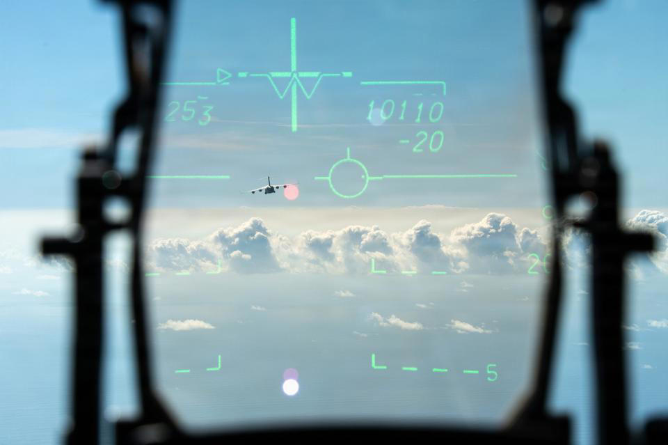 アメリカ空軍で40年近くにわたり運用されているF-15Eストライクイーグル, F-15Eは、アメリカ空軍における最速の有人航空機, F-15Eストライクイーグルは推力重量比が高く、垂直上昇中でも加速が可能, もうひとつの特徴的な能力は、飛行情報や戦術情報を風防（ウィンドスクリーン）に直接投影するヘッドアップディスプレイだ, F-15Eは、夜間の低高度航法および標的捕捉を可能にするLANTIRNシステムを搭載, 核兵器および通常兵器のいずれも搭載可能, F-15Eストライクイーグルは、パイロットと兵器システム士官の2名で運用される, F-15は無給油で約3860kmの航続が可能で、空中給油にも対応する, アメリカ空軍によると、F-15Eの製造コストは1998年時点で3110万ドルだが、これをインフレ調整後の現在価値に換算すると約6230万ドル（約99億円）に相当する, 「エピック・フューリー作戦」中の3月1日、クウェートの防空部隊がアメリカ軍のF-15Eを3機、誤って撃墜した。アメリカ中央軍はこれを「フレンドリー・ファイア」による事故と説明している