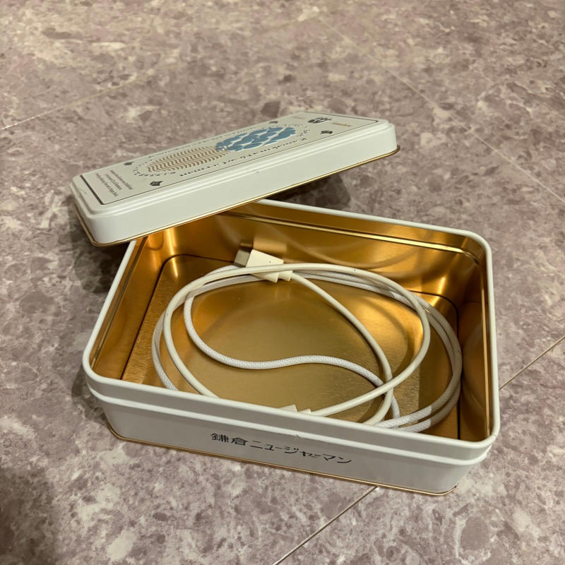 「かわいい缶」をしまったままではもったいない！, 1.スマホコードや充電器入れに, 2.引き出しの中のUSBやSDカード入れに, 3.アクセサリーの持ち運びに, お気に入りの缶を、暮らしの「主役」に