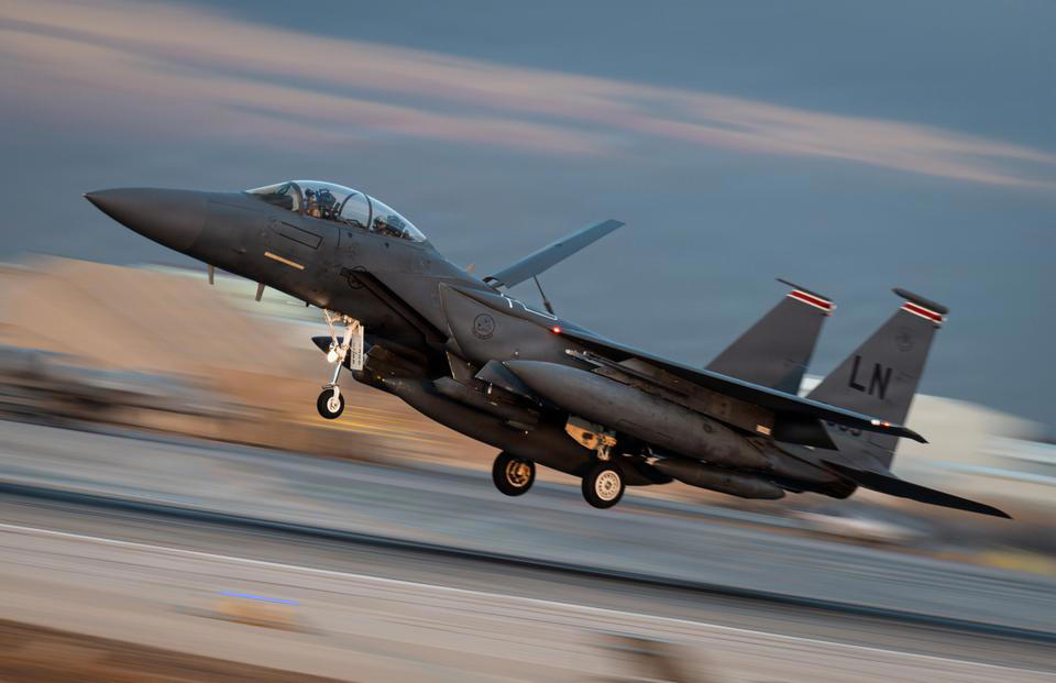 アメリカ空軍で40年近くにわたり運用されているF-15Eストライクイーグル, F-15Eは、アメリカ空軍における最速の有人航空機, F-15Eストライクイーグルは推力重量比が高く、垂直上昇中でも加速が可能, もうひとつの特徴的な能力は、飛行情報や戦術情報を風防（ウィンドスクリーン）に直接投影するヘッドアップディスプレイだ, F-15Eは、夜間の低高度航法および標的捕捉を可能にするLANTIRNシステムを搭載, 核兵器および通常兵器のいずれも搭載可能, F-15Eストライクイーグルは、パイロットと兵器システム士官の2名で運用される, F-15は無給油で約3860kmの航続が可能で、空中給油にも対応する, アメリカ空軍によると、F-15Eの製造コストは1998年時点で3110万ドルだが、これをインフレ調整後の現在価値に換算すると約6230万ドル（約99億円）に相当する, 「エピック・フューリー作戦」中の3月1日、クウェートの防空部隊がアメリカ軍のF-15Eを3機、誤って撃墜した。アメリカ中央軍はこれを「フレンドリー・ファイア」による事故と説明している