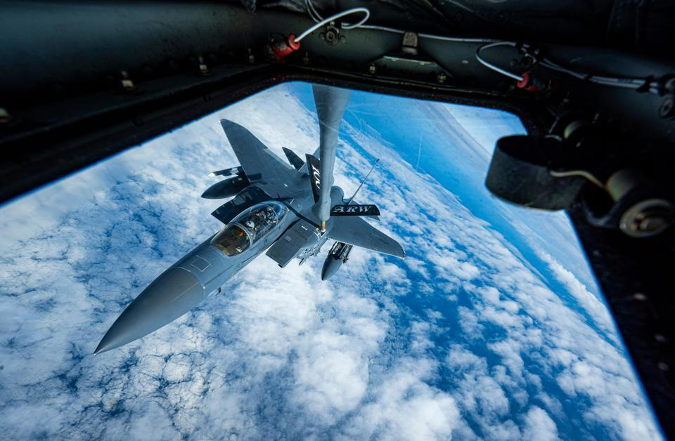 アメリカ空軍で40年近くにわたり運用されているF-15Eストライクイーグル, F-15Eは、アメリカ空軍における最速の有人航空機, F-15Eストライクイーグルは推力重量比が高く、垂直上昇中でも加速が可能, もうひとつの特徴的な能力は、飛行情報や戦術情報を風防（ウィンドスクリーン）に直接投影するヘッドアップディスプレイだ, F-15Eは、夜間の低高度航法および標的捕捉を可能にするLANTIRNシステムを搭載, 核兵器および通常兵器のいずれも搭載可能, F-15Eストライクイーグルは、パイロットと兵器システム士官の2名で運用される, F-15は無給油で約3860kmの航続が可能で、空中給油にも対応する, アメリカ空軍によると、F-15Eの製造コストは1998年時点で3110万ドルだが、これをインフレ調整後の現在価値に換算すると約6230万ドル（約99億円）に相当する, 「エピック・フューリー作戦」中の3月1日、クウェートの防空部隊がアメリカ軍のF-15Eを3機、誤って撃墜した。アメリカ中央軍はこれを「フレンドリー・ファイア」による事故と説明している