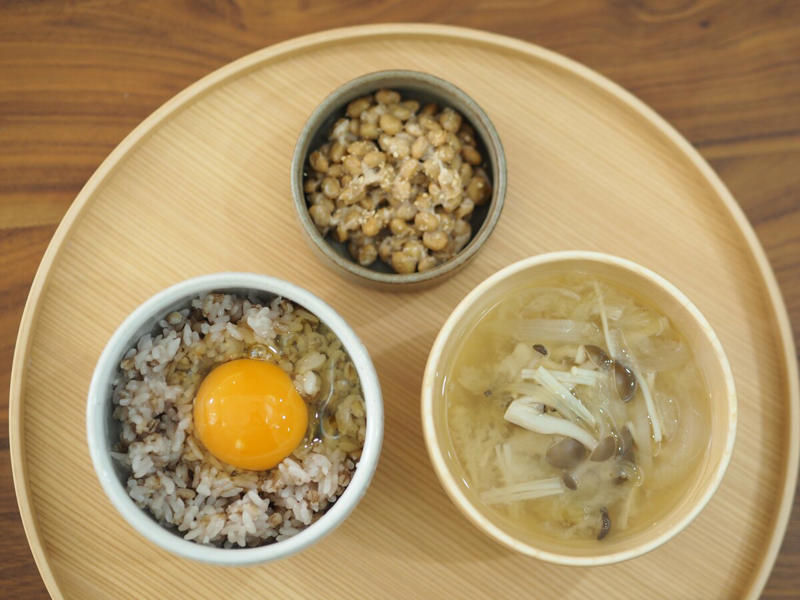 朝ごはんこそ献立は固定する, みそ汁：前夜のつくりおきを温めるだけ, 卵かけご飯：簡単なのに栄養豊富, 納豆：腸活におすすめ。アレンジで飽きずに楽しめる