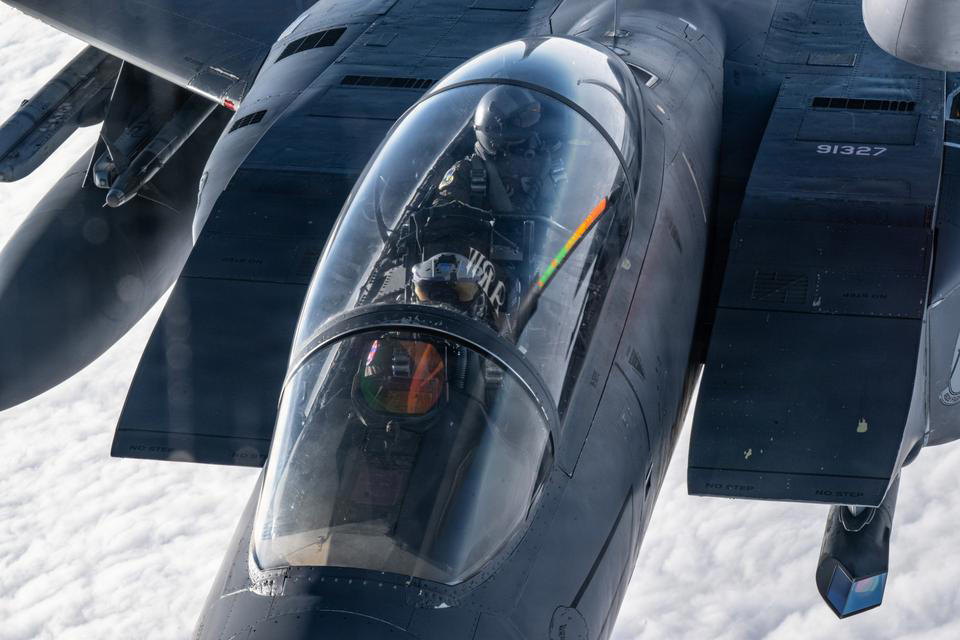 アメリカ空軍で40年近くにわたり運用されているF-15Eストライクイーグル, F-15Eは、アメリカ空軍における最速の有人航空機, F-15Eストライクイーグルは推力重量比が高く、垂直上昇中でも加速が可能, もうひとつの特徴的な能力は、飛行情報や戦術情報を風防（ウィンドスクリーン）に直接投影するヘッドアップディスプレイだ, F-15Eは、夜間の低高度航法および標的捕捉を可能にするLANTIRNシステムを搭載, 核兵器および通常兵器のいずれも搭載可能, F-15Eストライクイーグルは、パイロットと兵器システム士官の2名で運用される, F-15は無給油で約3860kmの航続が可能で、空中給油にも対応する, アメリカ空軍によると、F-15Eの製造コストは1998年時点で3110万ドルだが、これをインフレ調整後の現在価値に換算すると約6230万ドル（約99億円）に相当する, 「エピック・フューリー作戦」中の3月1日、クウェートの防空部隊がアメリカ軍のF-15Eを3機、誤って撃墜した。アメリカ中央軍はこれを「フレンドリー・ファイア」による事故と説明している