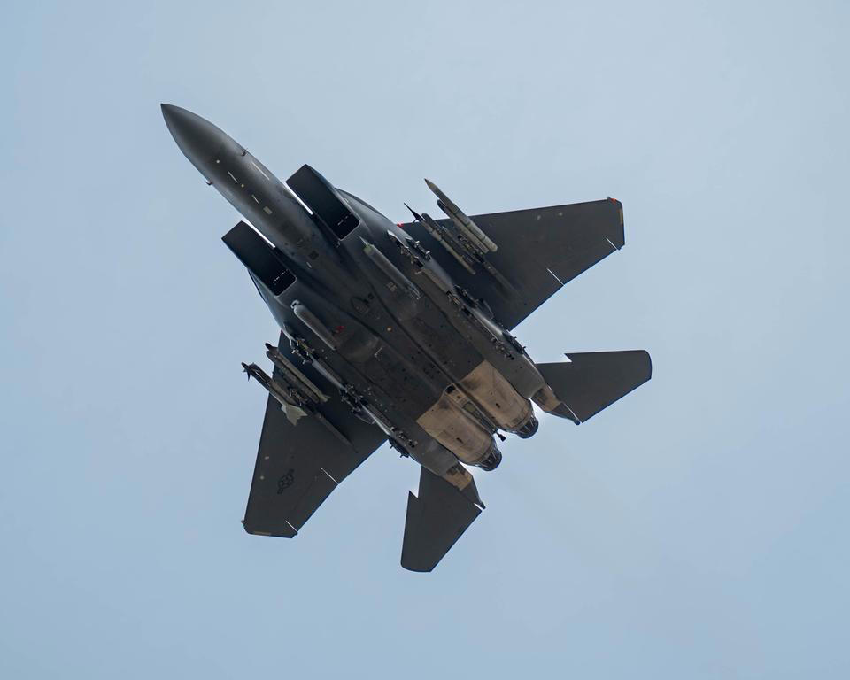 アメリカ空軍で40年近くにわたり運用されているF-15Eストライクイーグル, F-15Eは、アメリカ空軍における最速の有人航空機, F-15Eストライクイーグルは推力重量比が高く、垂直上昇中でも加速が可能, もうひとつの特徴的な能力は、飛行情報や戦術情報を風防（ウィンドスクリーン）に直接投影するヘッドアップディスプレイだ, F-15Eは、夜間の低高度航法および標的捕捉を可能にするLANTIRNシステムを搭載, 核兵器および通常兵器のいずれも搭載可能, F-15Eストライクイーグルは、パイロットと兵器システム士官の2名で運用される, F-15は無給油で約3860kmの航続が可能で、空中給油にも対応する, アメリカ空軍によると、F-15Eの製造コストは1998年時点で3110万ドルだが、これをインフレ調整後の現在価値に換算すると約6230万ドル（約99億円）に相当する, 「エピック・フューリー作戦」中の3月1日、クウェートの防空部隊がアメリカ軍のF-15Eを3機、誤って撃墜した。アメリカ中央軍はこれを「フレンドリー・ファイア」による事故と説明している