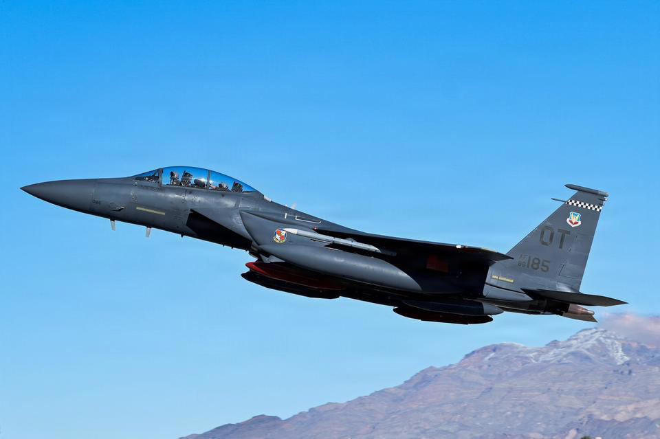 アメリカ空軍で40年近くにわたり運用されているF-15Eストライクイーグル, F-15Eは、アメリカ空軍における最速の有人航空機, F-15Eストライクイーグルは推力重量比が高く、垂直上昇中でも加速が可能, もうひとつの特徴的な能力は、飛行情報や戦術情報を風防（ウィンドスクリーン）に直接投影するヘッドアップディスプレイだ, F-15Eは、夜間の低高度航法および標的捕捉を可能にするLANTIRNシステムを搭載, 核兵器および通常兵器のいずれも搭載可能, F-15Eストライクイーグルは、パイロットと兵器システム士官の2名で運用される, F-15は無給油で約3860kmの航続が可能で、空中給油にも対応する, アメリカ空軍によると、F-15Eの製造コストは1998年時点で3110万ドルだが、これをインフレ調整後の現在価値に換算すると約6230万ドル（約99億円）に相当する, 「エピック・フューリー作戦」中の3月1日、クウェートの防空部隊がアメリカ軍のF-15Eを3機、誤って撃墜した。アメリカ中央軍はこれを「フレンドリー・ファイア」による事故と説明している