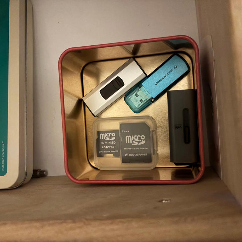 「かわいい缶」をしまったままではもったいない！, 1.スマホコードや充電器入れに, 2.引き出しの中のUSBやSDカード入れに, 3.アクセサリーの持ち運びに, お気に入りの缶を、暮らしの「主役」に