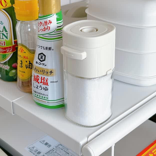 ニトリでは、調理をラクにしてくれる「アイデア便利グッズ」を販売中です。, 1.「1枚4役 解凍プレート シャープナー おろし付き まな板 M(KY083)」, 1時間後には、手でほぐせるくらい柔らかくなった！, 氷を置いてみても、その違いは一目瞭然。, 2.「減塩対策！塩少々が出せるポット」, 片手で簡単にプッシュできます。, 買って大正解の便利グッズでした。, 3.「いっしょにチンして熱くないプレートマット」, 熱さをほとんど感じないことにびっくり！, 子どもが食事をするときにも活躍しますよ。