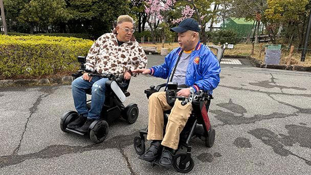 ハチミツ二郎が車椅子生活になったわけ, 電動車椅子による街ブラロケ, 「単独ライブで借金150万円」豪快で型破りな人たらし, 離婚後はシングルファザーに, レスラーとしての姿