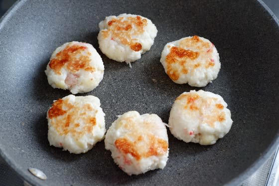 包丁もまな板も不要！ポリ袋1つで作るお弁当おかず, ポリ袋に入れてもむだけ、フライパンで焼いたら完成, 香ばしさとうまみが合わさって、ご飯によく合う味わいに, はんぺんはしっかりつぶすと口当たりなめらかに, お弁当にも夕飯にも活躍するおかず