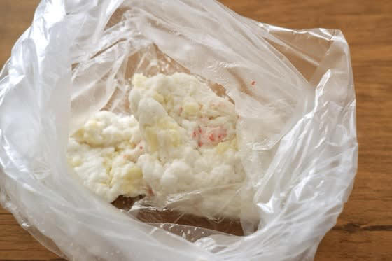 包丁もまな板も不要！ポリ袋1つで作るお弁当おかず, ポリ袋に入れてもむだけ、フライパンで焼いたら完成, 香ばしさとうまみが合わさって、ご飯によく合う味わいに, はんぺんはしっかりつぶすと口当たりなめらかに, お弁当にも夕飯にも活躍するおかず
