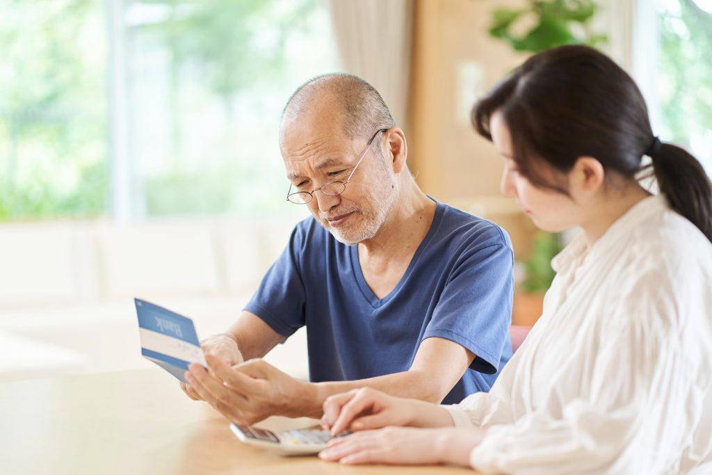 この記事を執筆した専門家, 令和8年度「臨時介護報酬改定」で利用者への影響は？, 何が変わる？いつから？, 補足給付の見直しも実施, 「食費」「居住費」いくら値上げされる？, 臨時介護報酬改定の影響【まとめ】