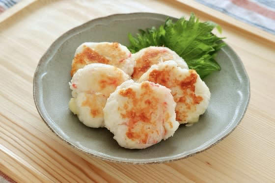 包丁もまな板も不要！ポリ袋1つで作るお弁当おかず, ポリ袋に入れてもむだけ、フライパンで焼いたら完成, 香ばしさとうまみが合わさって、ご飯によく合う味わいに, はんぺんはしっかりつぶすと口当たりなめらかに, お弁当にも夕飯にも活躍するおかず