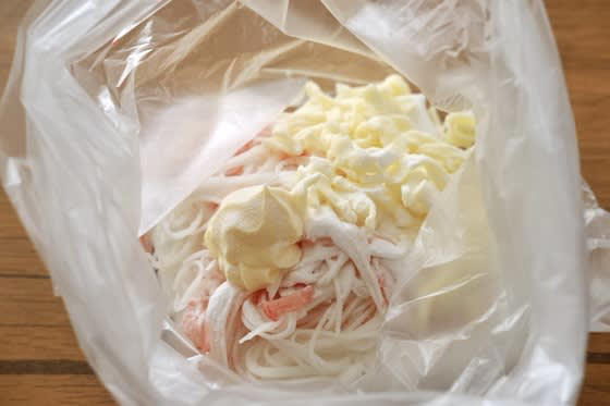 包丁もまな板も不要！ポリ袋1つで作るお弁当おかず, ポリ袋に入れてもむだけ、フライパンで焼いたら完成, 香ばしさとうまみが合わさって、ご飯によく合う味わいに, はんぺんはしっかりつぶすと口当たりなめらかに, お弁当にも夕飯にも活躍するおかず