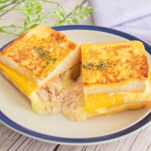 キャベツと目玉焼きとベーコンのサンドイッチ, 【コレ作るためだけに食パン買ってる】パン屋さんが泣いちゃうよ...。毎朝食べたくなる絶品トーストレシピ, ワンパンツナマヨトースト, 【ワンパントーストで朝から優勝】「毎日これがいい」朝食におすすめ！卵焼き器で作る簡単レシピ, 食パンでハム&amp;コーンパン, 【食パンあったら試してみて！】「家族に大人気」「止まらん♡」ハム&amp;コーンのお手軽惣菜パン