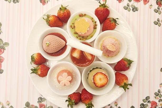 フレッシュいちごとアイデア満載のスイーツで、いちごのおいしさを味わい尽くす, ブランドいちごを好きなだけ食べ比べ, できたてを味わえる「いちご大福」や、「チョコレートファウンテン」も必食, セイヴォリーのおいしさも人気の理由