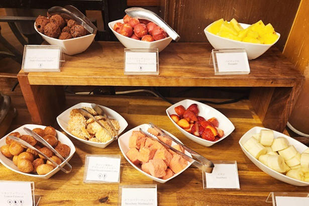 フレッシュいちごとアイデア満載のスイーツで、いちごのおいしさを味わい尽くす, ブランドいちごを好きなだけ食べ比べ, できたてを味わえる「いちご大福」や、「チョコレートファウンテン」も必食, セイヴォリーのおいしさも人気の理由