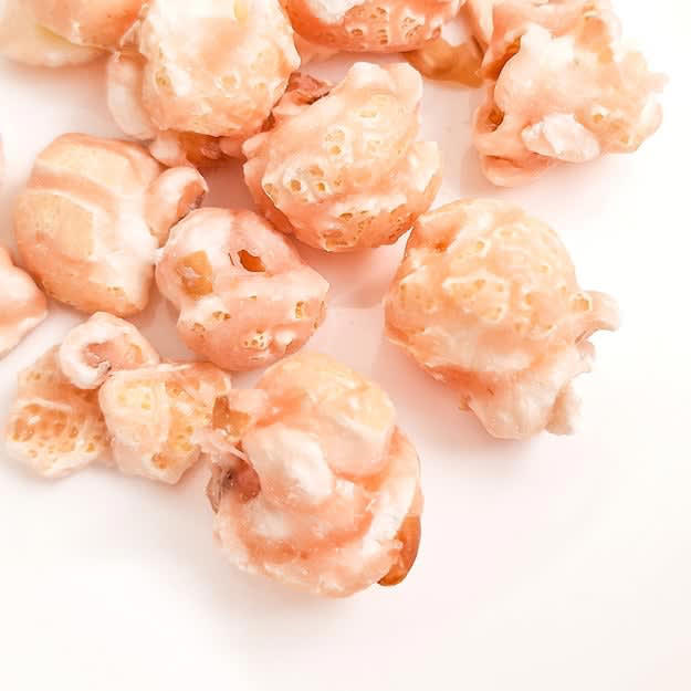 無印良品では3月20日から「無印良品週間」を開催中です。, 1.「桜と抹茶のカットバウム」, フレーバーのインパクトがすごい！, 生地はしっとりしていて、なめらか。, 2.「桜もち入りトラ焼き」, 桜の香りがふんわりと広がって、上品な味わい！, ひと口で、いろんな食感が楽しめます。, 3.「桜と抹茶のキャンディングポップコーン」, 桜味は、和×洋の組み合わせが新感覚。, 濃厚な抹茶の風味が堪能できます。