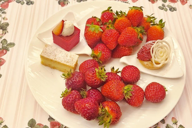 フレッシュいちごとアイデア満載のスイーツで、いちごのおいしさを味わい尽くす, ブランドいちごを好きなだけ食べ比べ, できたてを味わえる「いちご大福」や、「チョコレートファウンテン」も必食, セイヴォリーのおいしさも人気の理由