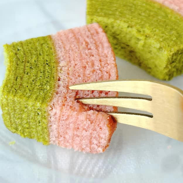 無印良品では3月20日から「無印良品週間」を開催中です。, 1.「桜と抹茶のカットバウム」, フレーバーのインパクトがすごい！, 生地はしっとりしていて、なめらか。, 2.「桜もち入りトラ焼き」, 桜の香りがふんわりと広がって、上品な味わい！, ひと口で、いろんな食感が楽しめます。, 3.「桜と抹茶のキャンディングポップコーン」, 桜味は、和×洋の組み合わせが新感覚。, 濃厚な抹茶の風味が堪能できます。