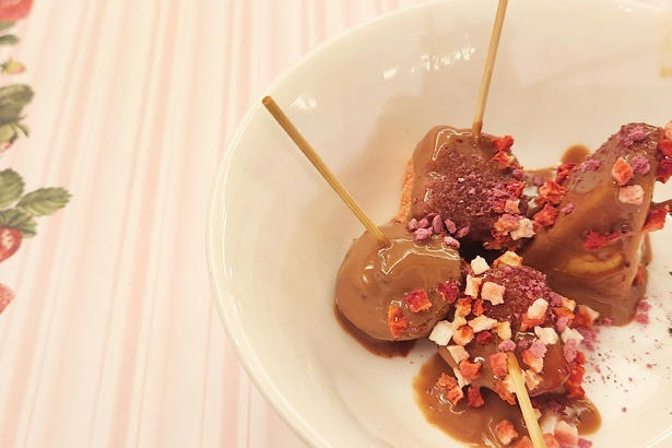 フレッシュいちごとアイデア満載のスイーツで、いちごのおいしさを味わい尽くす, ブランドいちごを好きなだけ食べ比べ, できたてを味わえる「いちご大福」や、「チョコレートファウンテン」も必食, セイヴォリーのおいしさも人気の理由
