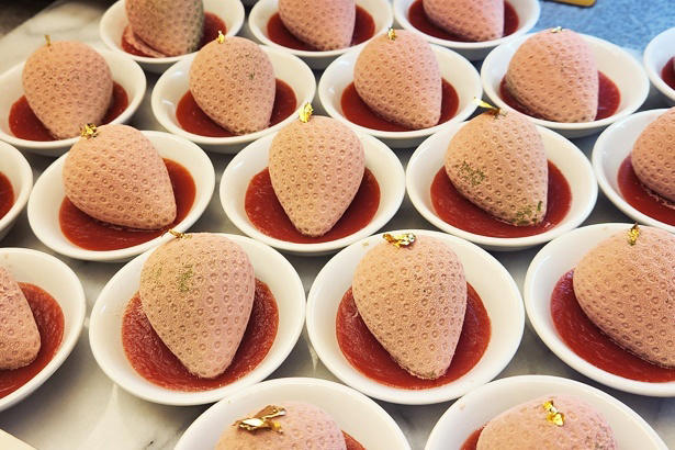 フレッシュいちごとアイデア満載のスイーツで、いちごのおいしさを味わい尽くす, ブランドいちごを好きなだけ食べ比べ, できたてを味わえる「いちご大福」や、「チョコレートファウンテン」も必食, セイヴォリーのおいしさも人気の理由