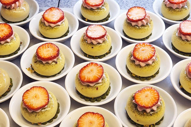 フレッシュいちごとアイデア満載のスイーツで、いちごのおいしさを味わい尽くす, ブランドいちごを好きなだけ食べ比べ, できたてを味わえる「いちご大福」や、「チョコレートファウンテン」も必食, セイヴォリーのおいしさも人気の理由