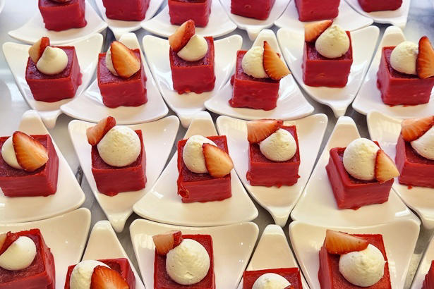 フレッシュいちごとアイデア満載のスイーツで、いちごのおいしさを味わい尽くす, ブランドいちごを好きなだけ食べ比べ, できたてを味わえる「いちご大福」や、「チョコレートファウンテン」も必食, セイヴォリーのおいしさも人気の理由