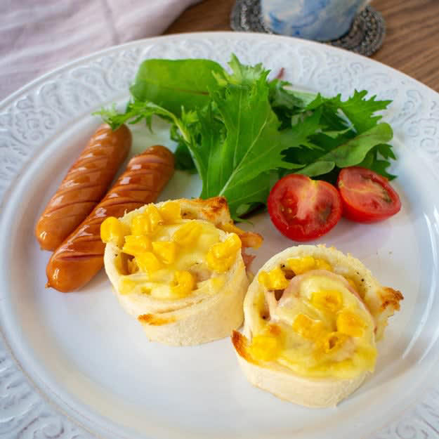 キャベツと目玉焼きとベーコンのサンドイッチ, 【コレ作るためだけに食パン買ってる】パン屋さんが泣いちゃうよ...。毎朝食べたくなる絶品トーストレシピ, ワンパンツナマヨトースト, 【ワンパントーストで朝から優勝】「毎日これがいい」朝食におすすめ！卵焼き器で作る簡単レシピ, 食パンでハム&amp;コーンパン, 【食パンあったら試してみて！】「家族に大人気」「止まらん♡」ハム&amp;コーンのお手軽惣菜パン