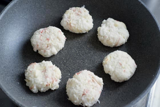 包丁もまな板も不要！ポリ袋1つで作るお弁当おかず, ポリ袋に入れてもむだけ、フライパンで焼いたら完成, 香ばしさとうまみが合わさって、ご飯によく合う味わいに, はんぺんはしっかりつぶすと口当たりなめらかに, お弁当にも夕飯にも活躍するおかず