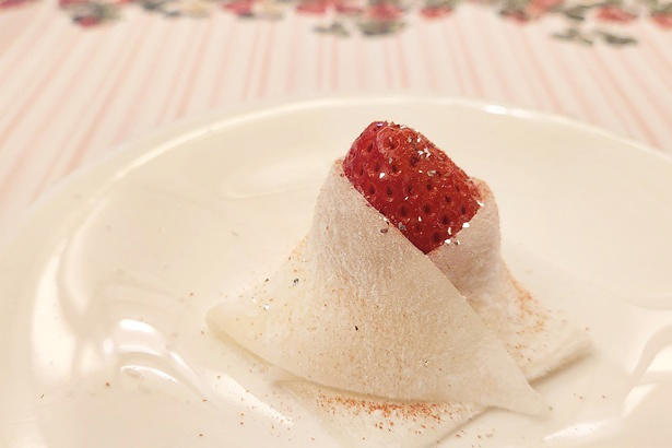 フレッシュいちごとアイデア満載のスイーツで、いちごのおいしさを味わい尽くす, ブランドいちごを好きなだけ食べ比べ, できたてを味わえる「いちご大福」や、「チョコレートファウンテン」も必食, セイヴォリーのおいしさも人気の理由