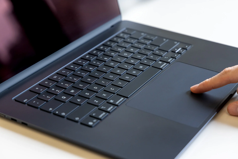 充分な処理性能。MacBook Proには劣るけど, やっぱりGPUは10コア欲しい…, 目に優しいディスプレイ、耳に心地よいサウンド, 「バッテリー丸1日持つ」はホント, やっぱり価格は大きいよね…