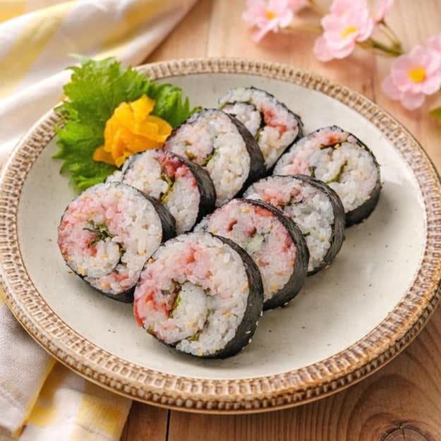 桜エビと塩昆布と天かすのやみつきおにぎり, 【朝に作るとみんな起きてくる】とにかく早くてウマい！信じられないほど家族に人気の簡単おにぎりレシピ, 照り焼きソーセージおにぎり, 【おにぎりは全部コレにして】この組み合わせは反則級！食べたらハマること間違いない「照り焼きソーセージおにぎり」レシピ, 赤しそふりかけと卵焼きのり巻き, 【ウチではおにぎりよりコレが人気！】「家族みんなでハマってます」「お弁当に入ってたら最高」絶品のり巻きレシピ, 梅と大葉ののり巻き, 【おにぎりよりも家族が喜ぶ】なんで今までやらなかった！？巻くだけでごちそうになる簡単のり巻きレシピ, 油揚げでのり巻き, 【油揚げで巻くだけ】「おいなりさんより簡単」「この発想、天才か」ウチで人気の絶品のり巻きレシピ