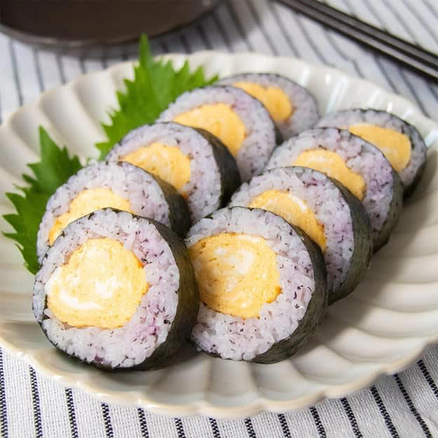 桜エビと塩昆布と天かすのやみつきおにぎり, 【朝に作るとみんな起きてくる】とにかく早くてウマい！信じられないほど家族に人気の簡単おにぎりレシピ, 照り焼きソーセージおにぎり, 【おにぎりは全部コレにして】この組み合わせは反則級！食べたらハマること間違いない「照り焼きソーセージおにぎり」レシピ, 赤しそふりかけと卵焼きのり巻き, 【ウチではおにぎりよりコレが人気！】「家族みんなでハマってます」「お弁当に入ってたら最高」絶品のり巻きレシピ, 梅と大葉ののり巻き, 【おにぎりよりも家族が喜ぶ】なんで今までやらなかった！？巻くだけでごちそうになる簡単のり巻きレシピ, 油揚げでのり巻き, 【油揚げで巻くだけ】「おいなりさんより簡単」「この発想、天才か」ウチで人気の絶品のり巻きレシピ