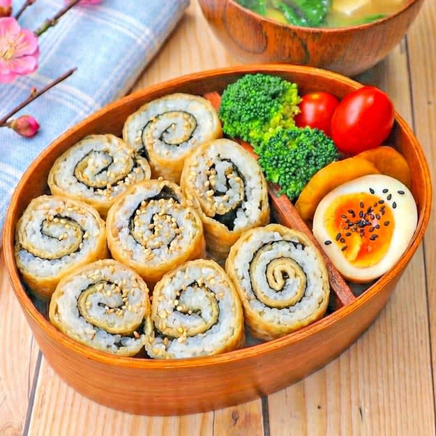 桜エビと塩昆布と天かすのやみつきおにぎり, 【朝に作るとみんな起きてくる】とにかく早くてウマい！信じられないほど家族に人気の簡単おにぎりレシピ, 照り焼きソーセージおにぎり, 【おにぎりは全部コレにして】この組み合わせは反則級！食べたらハマること間違いない「照り焼きソーセージおにぎり」レシピ, 赤しそふりかけと卵焼きのり巻き, 【ウチではおにぎりよりコレが人気！】「家族みんなでハマってます」「お弁当に入ってたら最高」絶品のり巻きレシピ, 梅と大葉ののり巻き, 【おにぎりよりも家族が喜ぶ】なんで今までやらなかった！？巻くだけでごちそうになる簡単のり巻きレシピ, 油揚げでのり巻き, 【油揚げで巻くだけ】「おいなりさんより簡単」「この発想、天才か」ウチで人気の絶品のり巻きレシピ