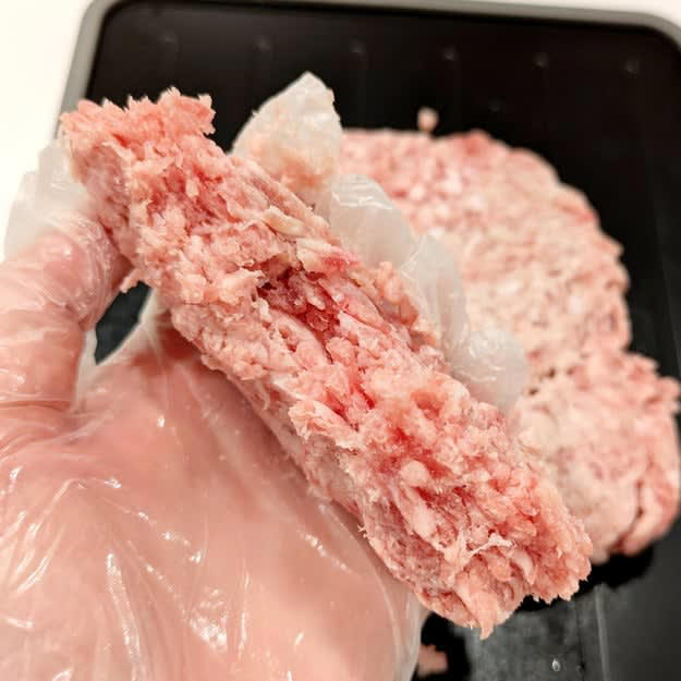 ニトリでは、調理をラクにしてくれる「アイデア便利グッズ」を販売中です。, 1.「1枚4役 解凍プレート シャープナー おろし付き まな板 M(KY083)」, 1時間後には、手でほぐせるくらい柔らかくなった！, 氷を置いてみても、その違いは一目瞭然。, 2.「減塩対策！塩少々が出せるポット」, 片手で簡単にプッシュできます。, 買って大正解の便利グッズでした。, 3.「いっしょにチンして熱くないプレートマット」, 熱さをほとんど感じないことにびっくり！, 子どもが食事をするときにも活躍しますよ。