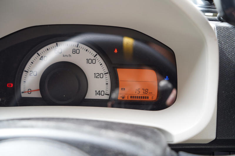 10万km超えの車に“今さら”添加剤って意味あるの？, そもそも「スーパーゾイル」って？, 検証車両と検証方法について, シビアコンディション：「チョイ乗り」の繰り返し (1/2), シビアコンディション：「チョイ乗り」の繰り返し (2/2), 高速＋山道の150kmロングドライブ, 事前の燃費は27.0km/L (1/3), 事前の燃費は27.0km/L (2/3), 事前の燃費は27.0km/L (3/3), スーパーゾイルの添加方法は？, スーパーゾイル ECOの使用量, オイル総量が2.6Lとなるよう調整, オイルごとエンジンに注入, 【検証結果】走行時のエンジン音「こんなに静かだったっけ…？」, 「音に見合った加速」が得られるように, 高速走行時の騒音は？, 低回転域での粘り感が向上, 気になる燃費向上効果は？ (1/2), 気になる燃費向上効果は？ (2/2), 長距離運転での燃費 (1/3), 長距離運転での燃費 (2/3), 長距離運転での燃費 (3/3), スーパーゾイルは「愛車のことがもっと好きになる」添加剤だった