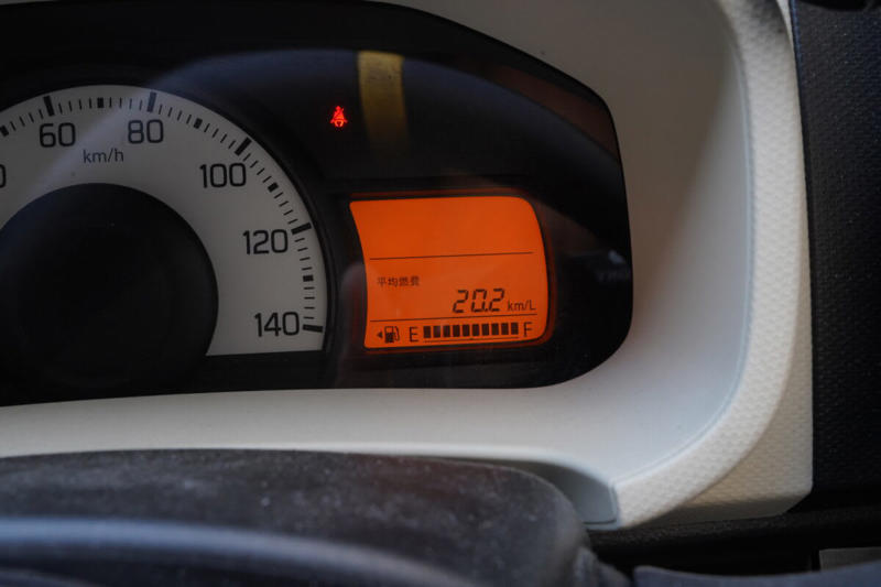 10万km超えの車に“今さら”添加剤って意味あるの？, そもそも「スーパーゾイル」って？, 検証車両と検証方法について, シビアコンディション：「チョイ乗り」の繰り返し (1/2), シビアコンディション：「チョイ乗り」の繰り返し (2/2), 高速＋山道の150kmロングドライブ, 事前の燃費は27.0km/L (1/3), 事前の燃費は27.0km/L (2/3), 事前の燃費は27.0km/L (3/3), スーパーゾイルの添加方法は？, スーパーゾイル ECOの使用量, オイル総量が2.6Lとなるよう調整, オイルごとエンジンに注入, 【検証結果】走行時のエンジン音「こんなに静かだったっけ…？」, 「音に見合った加速」が得られるように, 高速走行時の騒音は？, 低回転域での粘り感が向上, 気になる燃費向上効果は？ (1/2), 気になる燃費向上効果は？ (2/2), 長距離運転での燃費 (1/3), 長距離運転での燃費 (2/3), 長距離運転での燃費 (3/3), スーパーゾイルは「愛車のことがもっと好きになる」添加剤だった