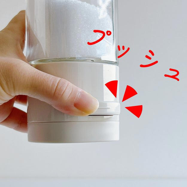 ニトリでは、調理をラクにしてくれる「アイデア便利グッズ」を販売中です。, 1.「1枚4役 解凍プレート シャープナー おろし付き まな板 M(KY083)」, 1時間後には、手でほぐせるくらい柔らかくなった！, 氷を置いてみても、その違いは一目瞭然。, 2.「減塩対策！塩少々が出せるポット」, 片手で簡単にプッシュできます。, 買って大正解の便利グッズでした。, 3.「いっしょにチンして熱くないプレートマット」, 熱さをほとんど感じないことにびっくり！, 子どもが食事をするときにも活躍しますよ。