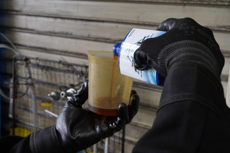 10万km超えの車に“今さら”添加剤って意味あるの？, そもそも「スーパーゾイル」って？, 検証車両と検証方法について, シビアコンディション：「チョイ乗り」の繰り返し (1/2), シビアコンディション：「チョイ乗り」の繰り返し (2/2), 高速＋山道の150kmロングドライブ, 事前の燃費は27.0km/L (1/3), 事前の燃費は27.0km/L (2/3), 事前の燃費は27.0km/L (3/3), スーパーゾイルの添加方法は？, スーパーゾイル ECOの使用量, オイル総量が2.6Lとなるよう調整, オイルごとエンジンに注入, 【検証結果】走行時のエンジン音「こんなに静かだったっけ…？」, 「音に見合った加速」が得られるように, 高速走行時の騒音は？, 低回転域での粘り感が向上, 気になる燃費向上効果は？ (1/2), 気になる燃費向上効果は？ (2/2), 長距離運転での燃費 (1/3), 長距離運転での燃費 (2/3), 長距離運転での燃費 (3/3), スーパーゾイルは「愛車のことがもっと好きになる」添加剤だった