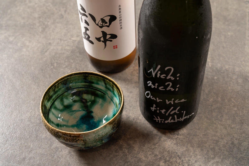晩酌の「肴の相棒」から、ガストロノミーを構築する「構造材」へ, 【美食への適合】ヘルシー志向が求めた「旨みの抱擁」, 【精緻な軽快さ】13%の衝撃。「低アルコール原酒」という必然, 【技術の再構築】機械を超越する「造り手の執念」, 【和食の枠の崩壊】プロフェッショナルの記憶を上書きする「構造材」, 【アイデンティティの確立】ユネスコ登録がもたらす「武器」と、飲み手の「選択」, 【透明な時間軸】「リダクティブ」な熟成の日常化, 終わりに──「何を飲むか」より「どう時をデザインするか」のフェーズへ