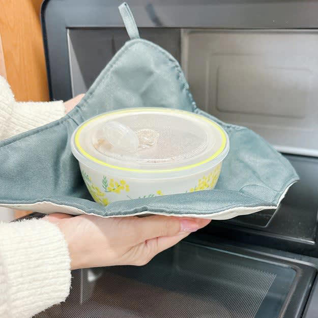 ニトリでは、調理をラクにしてくれる「アイデア便利グッズ」を販売中です。, 1.「1枚4役 解凍プレート シャープナー おろし付き まな板 M(KY083)」, 1時間後には、手でほぐせるくらい柔らかくなった！, 氷を置いてみても、その違いは一目瞭然。, 2.「減塩対策！塩少々が出せるポット」, 片手で簡単にプッシュできます。, 買って大正解の便利グッズでした。, 3.「いっしょにチンして熱くないプレートマット」, 熱さをほとんど感じないことにびっくり！, 子どもが食事をするときにも活躍しますよ。
